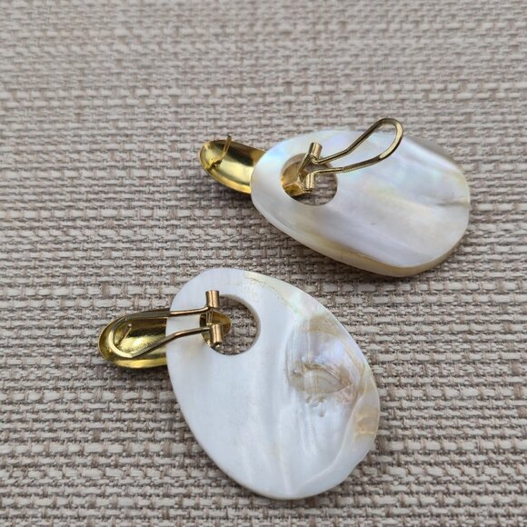 Gold Tone Oval White Shell Dangle Earrings B898 - Picture 3 of 5